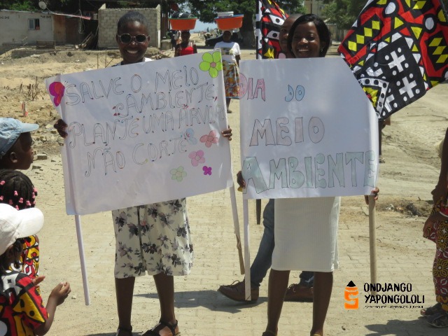 Mujeres en Angola defienden el cuidado del medio ambiente con carteles