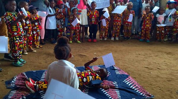 Angola. Niños y niñas representan el derecho a la salud.