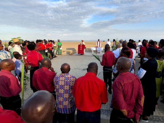 Angola - Domingo de Ramos en la playa